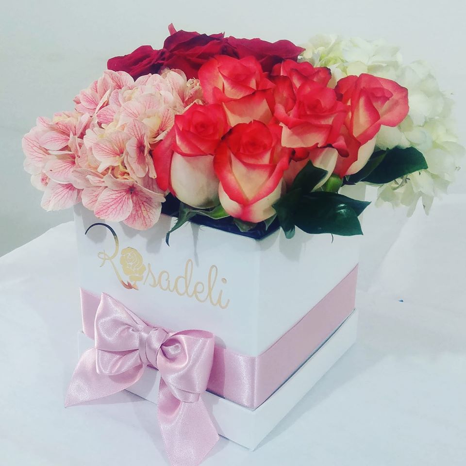 Box cuadrado de rosas y hortensias – Florería Rosadeli