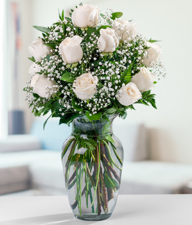 Florero de 12 Rosas Blancas y Follaje – Florería Rosadeli
