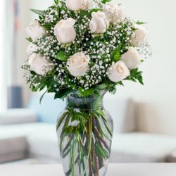 Florero de 12 rosas blancas y follajes precio 139